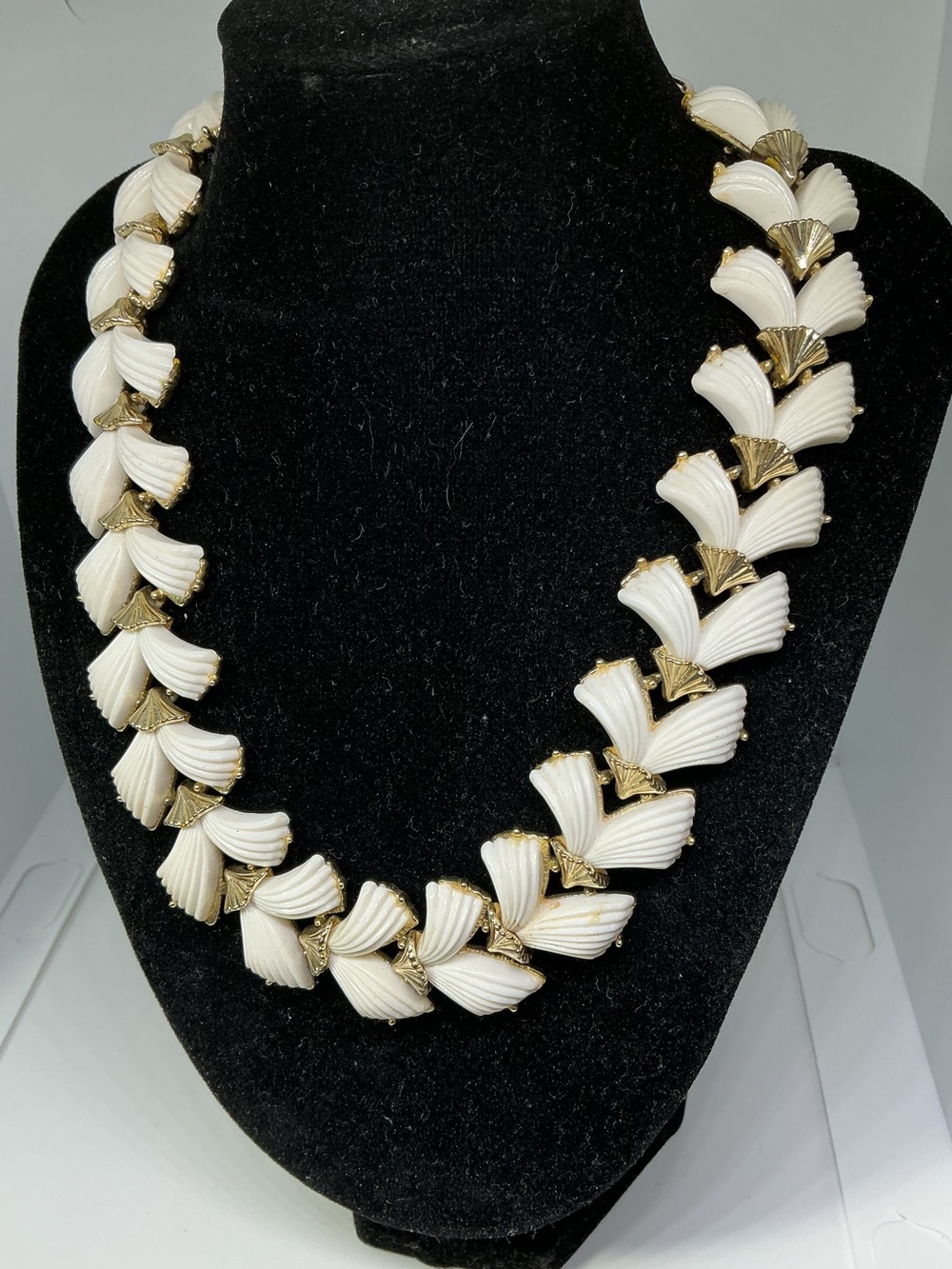 Vintage White Thermoset Plastic Leaf Link Necklace Gold Tone Choker Unsigned